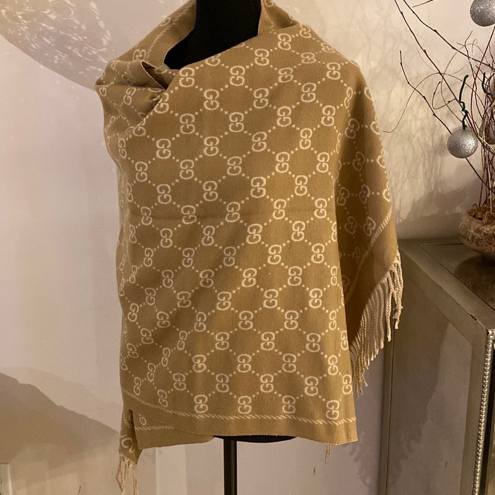 𝅺Gucci cashmere/silk wrap - Picture 2 of 9